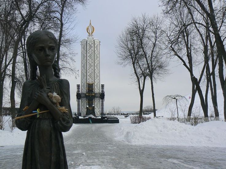 Memorial_to_Holodomor_victims_02_Kiev